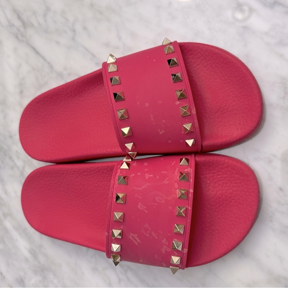 Valentino Garavani Rockstud Slide Sandal – Pink Rubber